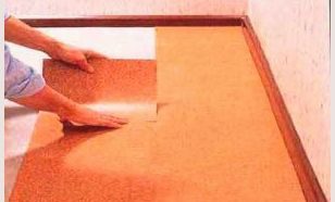 Как укладывается напольная самоклеящаяся плитка: подготовка и укладка Как укладывается напольная самоклеящаяся плитка: подготовка и укладка
